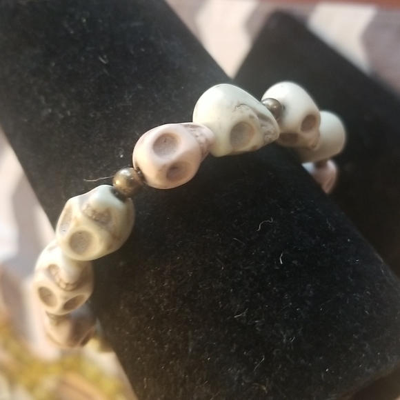 IVORY Skull Pastel Stretch Bracelet - Picture 4 of 4